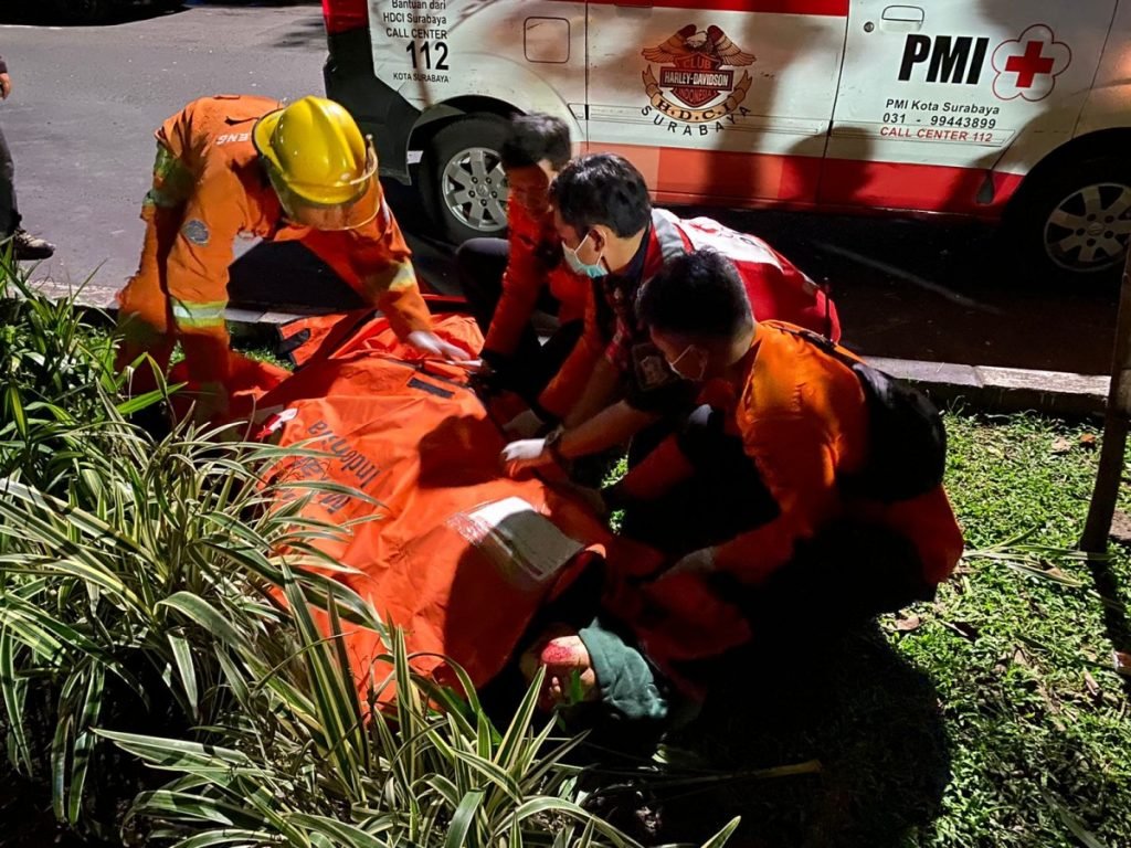 Honda Jazz Tabrak Pohon di Surabaya, Satu Orang Meninggal Dunia