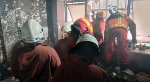 Toko Ban di Surabaya Ludes Terbakar Akibat Korsleting Listrik