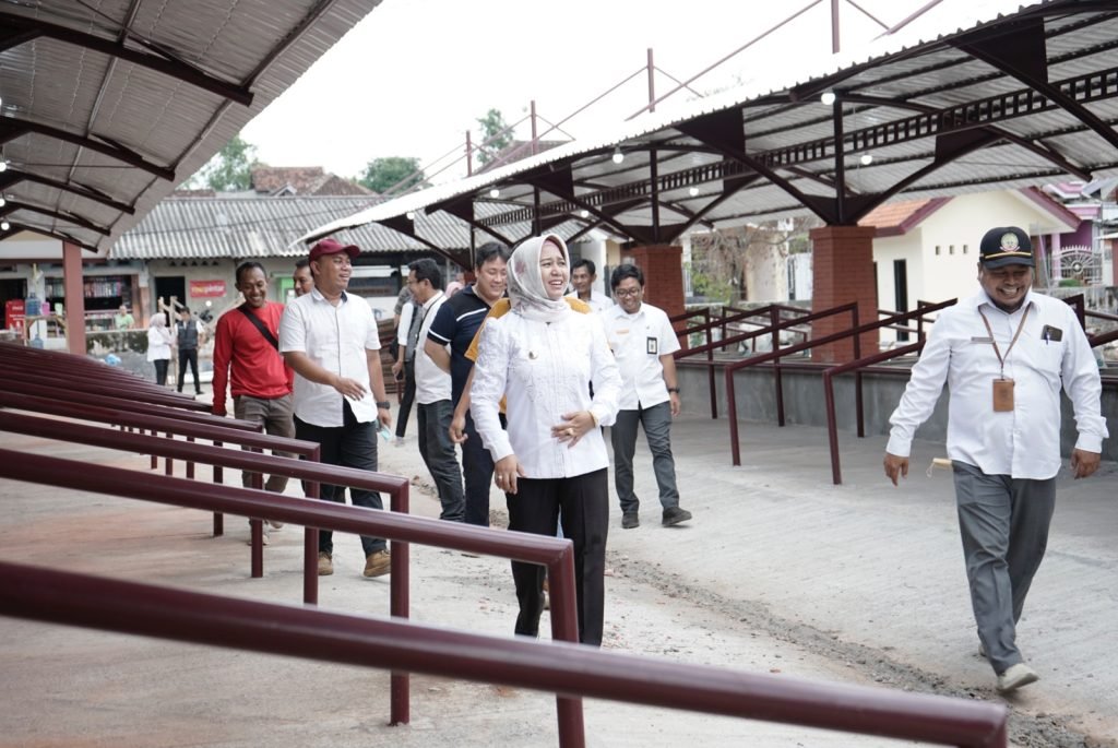 Sidak Proyek, Ning Ita Pastikan Pasar Hewan Sekar Putih Mojokerto Siap Dibuka