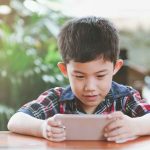 Anak bermain gadget, smartphone