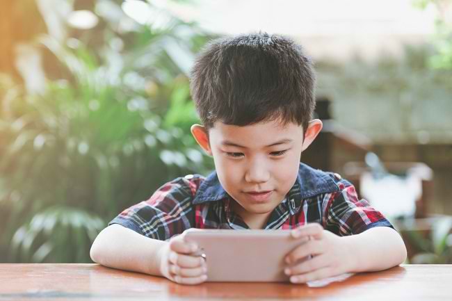 Anak bermain gadget, smartphone