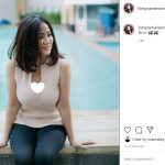 Berita tante ernie, pose tante ernie di pinggir kolam