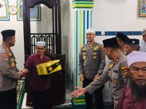 Wakapolda Sumut melaksanakan kegiatan Sholat Subuh Berjamaah Di Masjid Al Ikhlas Delitua