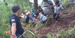 Minibus Terjun ke Jurang Pacet Mojokerto, 7 Penumpang Luka-luka
