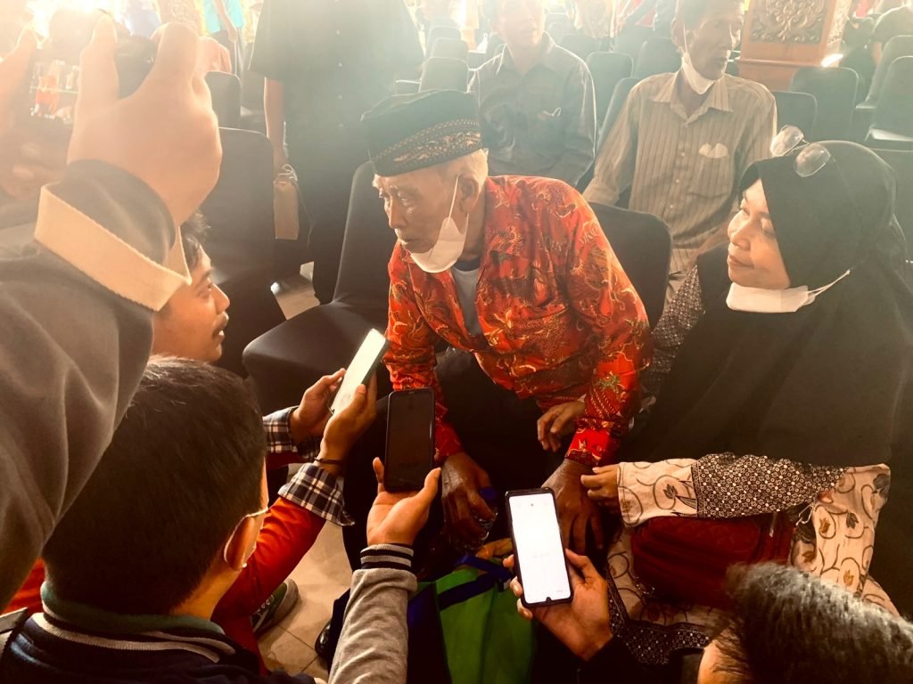 Jumat Curhat, Kisah Inspiratif Penjaga Perlintasan KA Tanpa Palang Pintu di Mojokerto