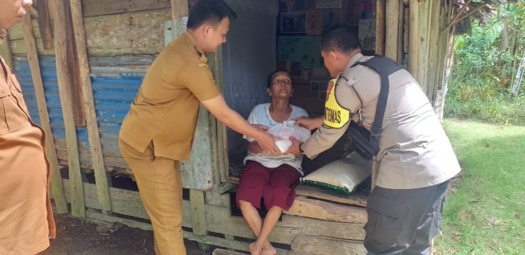 Janda Kurang Mampu Terima Tali Asih Dari Bhabinkamtibmas Polsek Lahewa