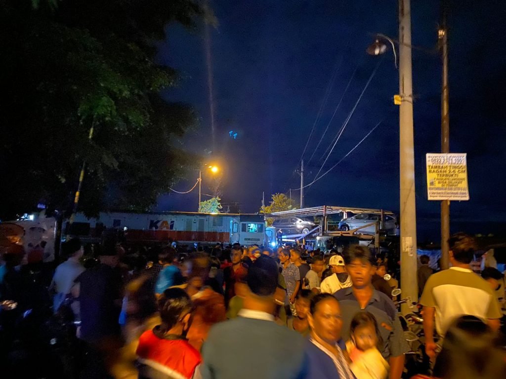 Aksi Heroik Penjaga Palang Pintu dalam Tragedi Truk Pengangkut Mobil Tertabrak Kereta Api