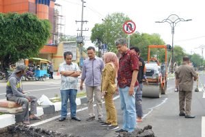 Pastikan Kwalitas, Komisi II DPRD Kota Mojokerto Sidak Jalan Empunala