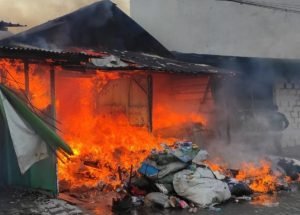 Gegara Ngecas Handphone, Gudang Rongsokan di Surabaya Ludes Terbakar