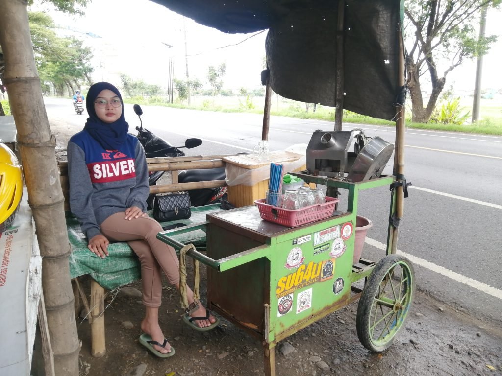 Banyak Penjual Berparas Cantik, Es Tebu Mertex Jadi Penyegar Mata dan Dahaga