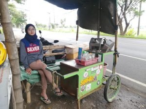 Banyak Penjual Berparas Cantik, Es Tebu Mertex Jadi Penyegar Mata dan Dahaga