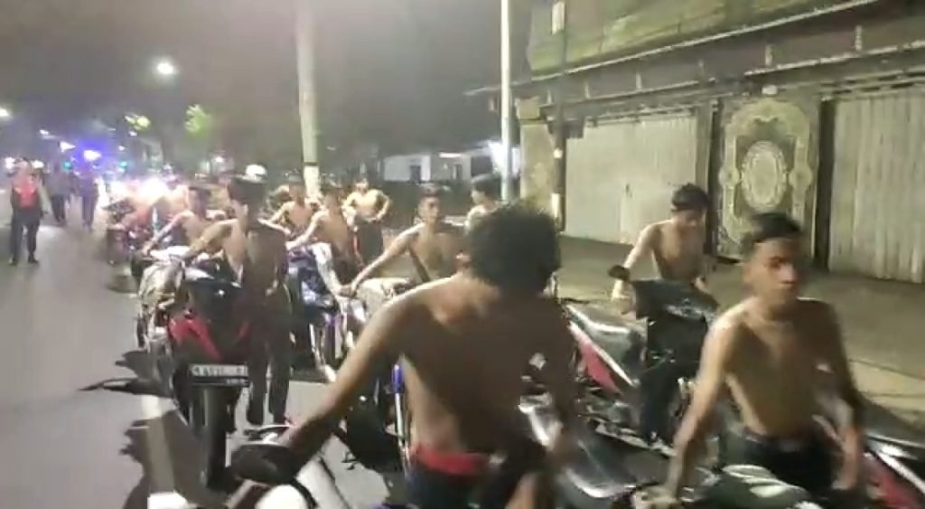 Terjaring Razia Balap Liar, Puluhan Remaja di Pasuruan Dorong Motor Sambil Bugil