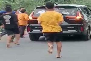 Viral! Pengendara Mobil Sebar Uang di Jombang, Warga Berebut Kegirangan