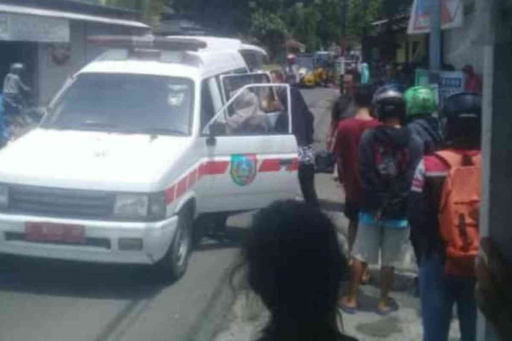 Hantam Truk, Pemotor Asal Kediri Tergeletak di Jombang