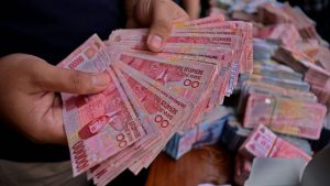 Pengendara Mobil Sebar Uang di Jombang, Ternyata Demi Konten