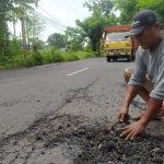 Tukang becak tambal Jalan berlubang, Berita Lamongan