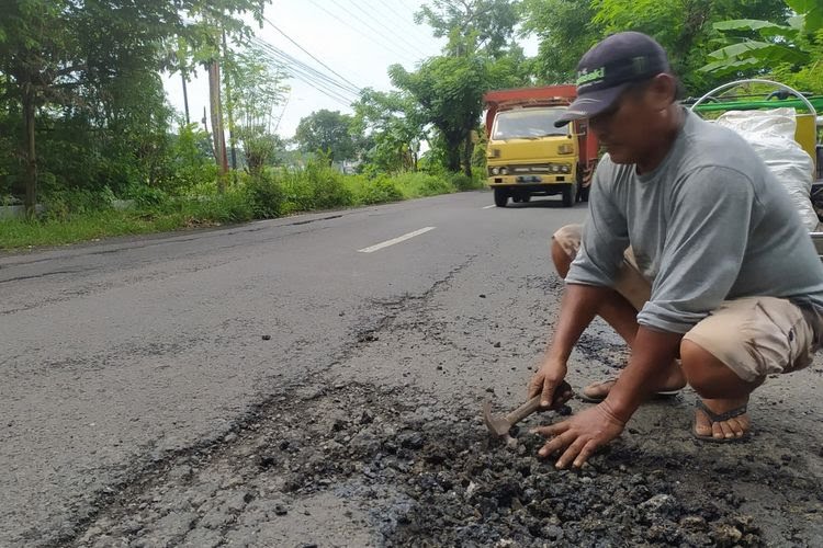 Tukang becak tambal Jalan berlubang, Berita Lamongan