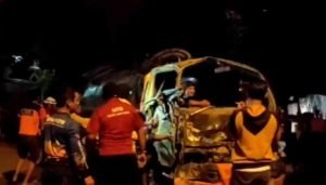 Rem Blong,Truk Tangki Tabrak 2 Mobil di Mojokerto Hingga Terguling