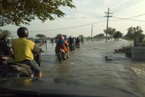 Diterjang Banjir, Jalan Menganti, Gresik Macet Total