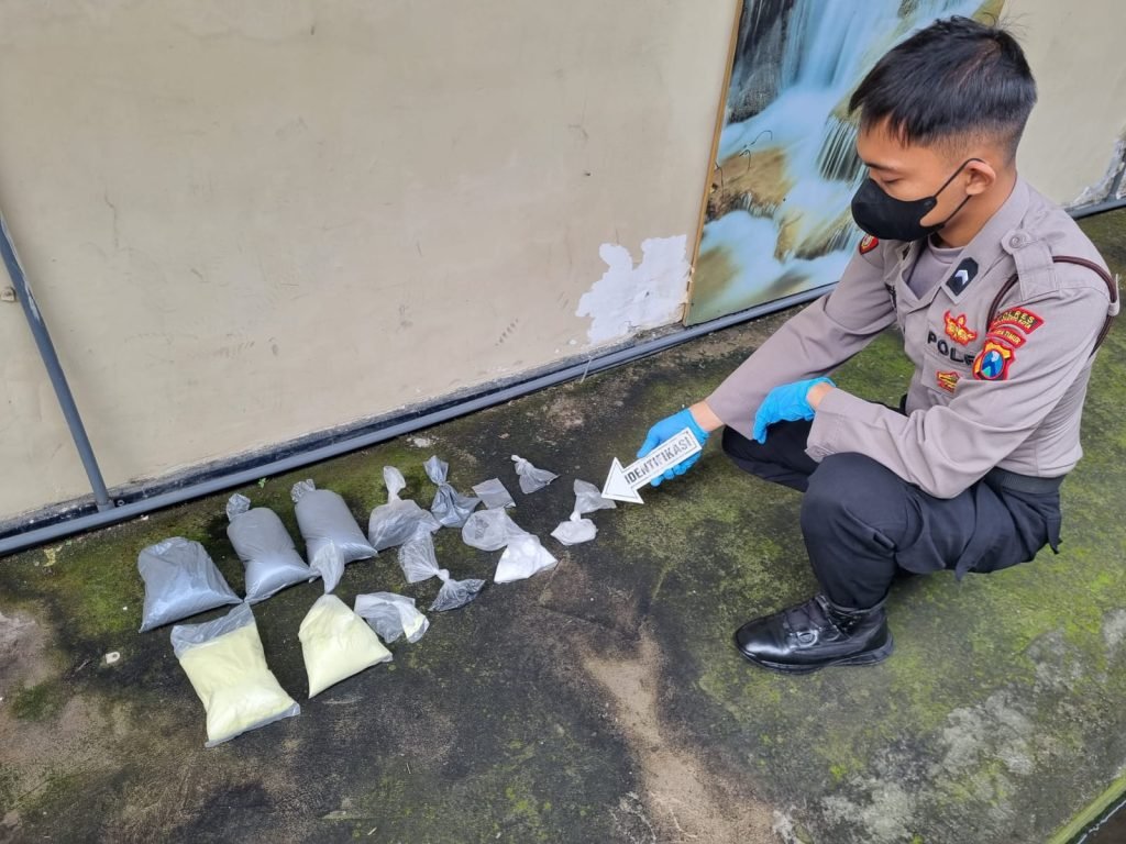 Jual Bubuk Petasan Secara Online, Dua Remaja di Mojokerto Diringkus Polisi