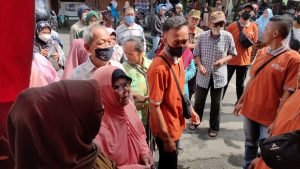 Warga Luar Kota Mojokerto Ikut Serbu Operasi Pasar Diskopukmperindag