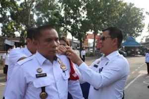 Kepala Rumah Tahanan Negara Kelas 1 Medan Menyematkan Hand Badge Satgas WBK/WBBM