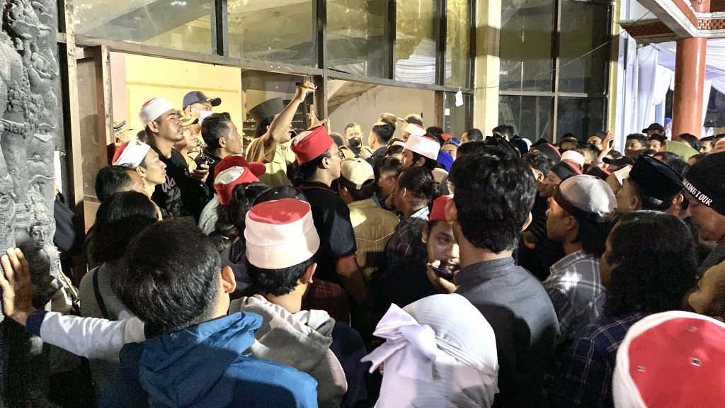 Memaksa Masuk, Jamaah Maiyah Mojokerto Adu Mulut Dengan Petugas Keamanaan