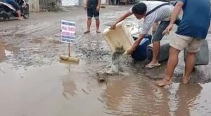 Kecewa! Jalan Rusak di Blitar Dijadikan Kolam Lele Oleh Warga