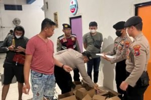 Polisi Sita Puluhan Botol Miras Dari Sejumlah Kafe di Situbondo