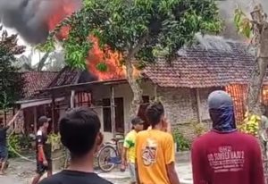 3 Rumah di Jetis Mojokerto Ludes Terbakar, 2 Mobil Damkar Dikerahkan ke TKP