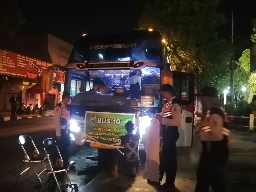 Meriahkan 1 Abad NU, Ratusan Jamaah Muslimat Kota Mojokerto Ramai-ramai Datang ke GOR Delta Sidoarjo