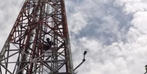 Diduga Depresi, Pria di Sidoarjo Panjat Tower Setinggi 42 Meter