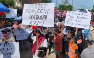 Jalan Penghubung Jember-Lumajang Rusak, Warga Demo Pabrik Semen