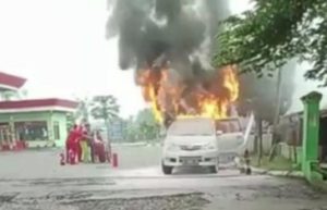 Mobil Avanza Terbakar di SPBU Lumajang, Pengemudi Alami Luka Bakar