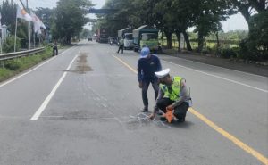 Tragis! Pemotor Wanita Tewas Terlindas Truk di Pasuruan