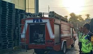 Korsleting Listrik, Pabrik Kemasan di Mojokerto Ludes Terbakar