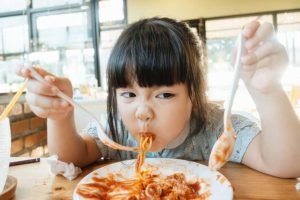 Waspada Bunda! Ini Ciri-ciri Anak Obesitas