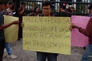 Puluhan Massa Gruduk Kejati Sumut, Minta Panggil PLT Rektor dan Kepala Kabiro UIN-SU Medan 