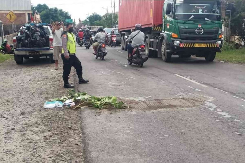 Miris! Berangkat Kerja Bareng Istri, Kakek di Mojokerto Tewas Tertabrak Motor