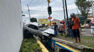 Mobil Sedan Gasak Motor dan Tiang di Pasuruan, 3 Orang Dilarikan ke Rumah Sakit