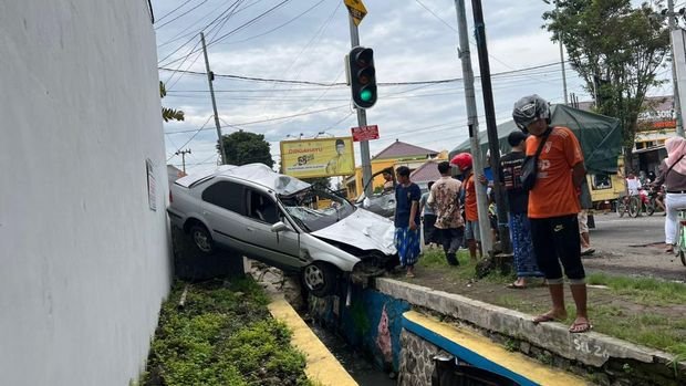 Mobil Sedan gasak motor, Berita Pasuruan, Kecelakaan