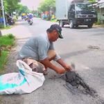 Tukang becak tambal Jalan, Tambal Jalan berlubang, Berita Lamongan