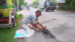 Tukang becak tambal Jalan, Tambal Jalan berlubang, Berita Lamongan