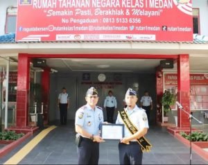 Apel Pagi Karutan Kelas 1 Medan Kumham Sumut Serahkan Piagam Pegawai Teladan
