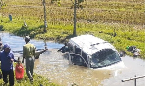 Mobil siaga desa, Mobil terjun ke sungai