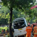 Kecelakaan lalu-lintas, Minibus tabrak pembatas rel