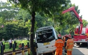 Panik Disalip Motor, Minibus Tabrak Pembatas Rel di Surabaya