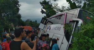 Rem Blong, Bus Sasak 6 Kendaraan di Probolinggo