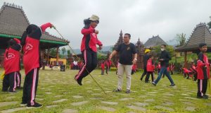 Lestarikan Permainan Tradisional, Yayasan Bimasakti Gelar Parade Dolanan Djadoel di Mojokerto
