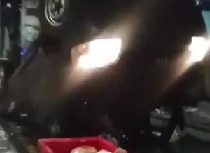 Benturan dengan Mobil, Pikap Muat Daging Ayam Terbalik di Surabaya